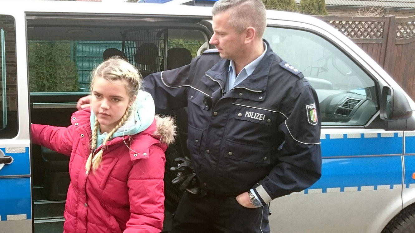 Die Polizei bringt eine junge Tramperin nach Hause. Die